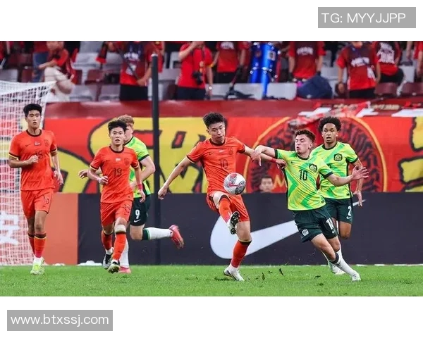 国足主帅亲临基层选拔新人 场面热烈引发众多球迷围观