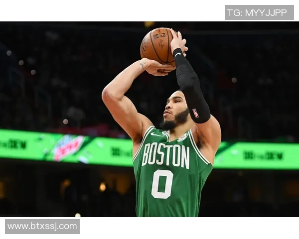 塔图姆赛场细节引发热议 镜头捕捉小动作成为焦点讨论 塔图姆赛场细节引发热议 镜头捕捉小动作成为焦点讨论